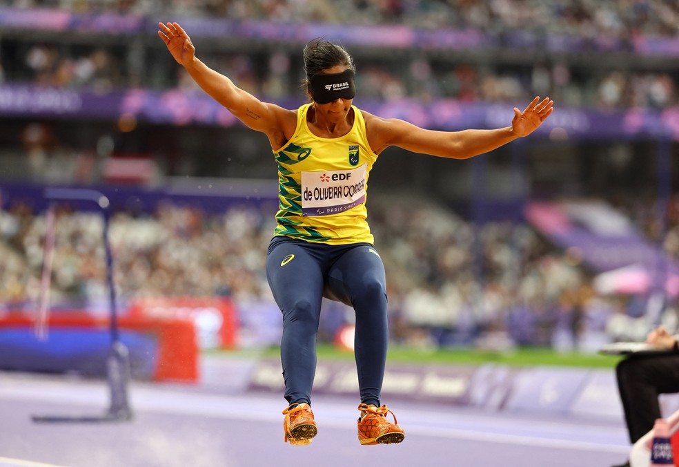 Alice de Oliveira Corrêa no salto em distância — Foto: REUTERS/Umit Bektas