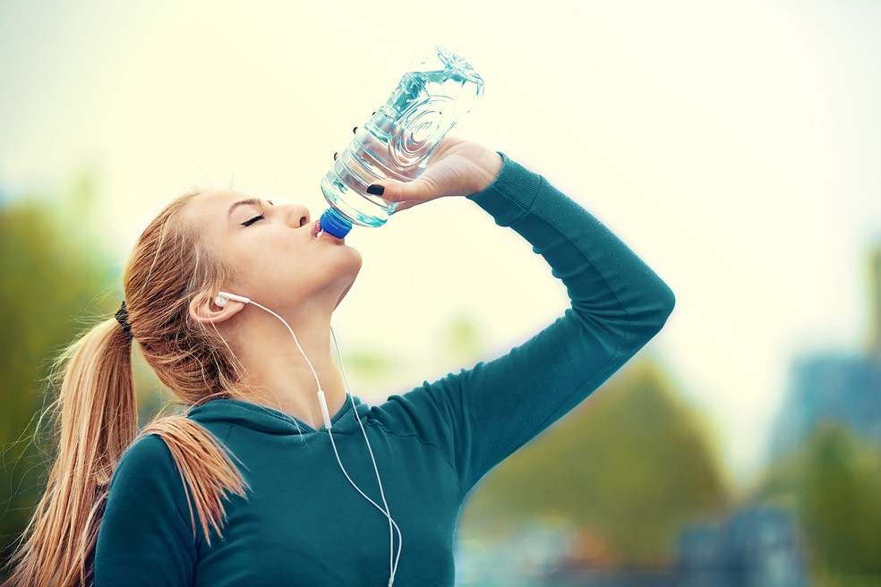 Hidratação é fundamental, mas em excesso também pode causar problemas — Foto: iStock Getty Images