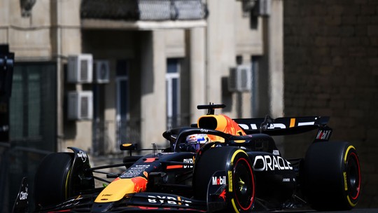 GP do Azerbaijão: Verstappen lidera 1º treino com bandeiras vermelhas