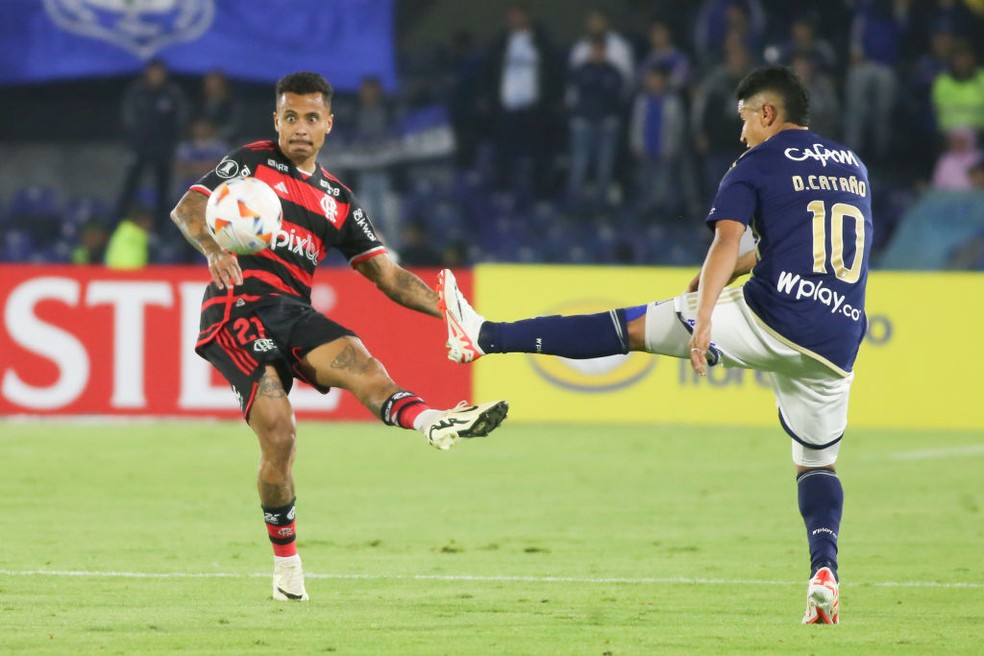 Allan, do Flamengo, em ação contra o Millonarios