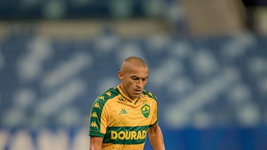 Após 756 dias longe dos gramados, Nino Paraíba estreia pelo Cuiabá contra o Atlético-GO