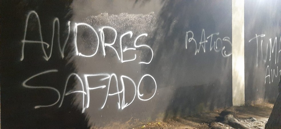Muros do Parque São Jorge pichados contra impeachment de Augusto Melo — Foto: Reprodução