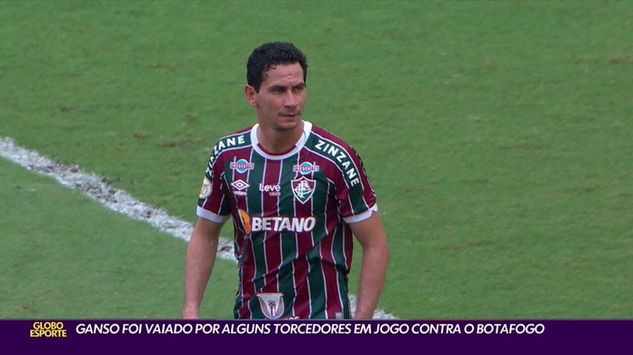 Alexsander e jogadores da base do Fluminense visitam crianças que