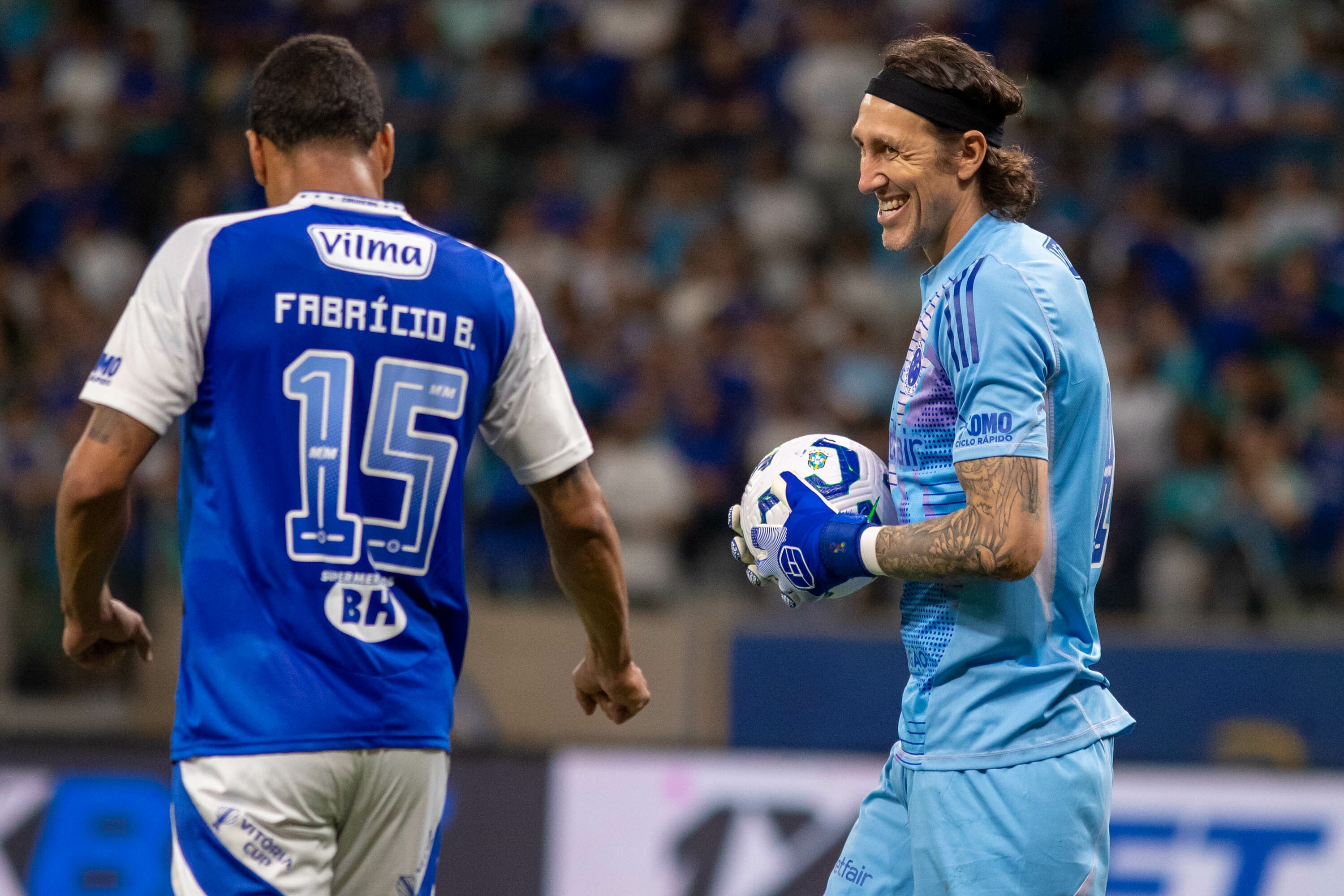 Pilares do Cruzeiro se destacam, mas time cede empate no último minuto.