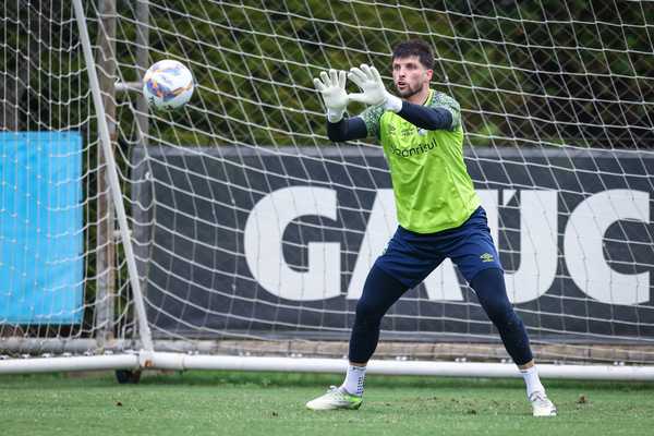 Técnico do Grêmio estuda rodízio de goleiros com Tiago Volpi disponível.