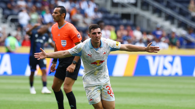 Oscar Gloukh marca, e Salzburg abre o placar com golaço