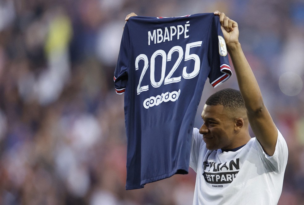 Mbappé com a camisa 2025, após renovar seu contrato: opção de um ano a mais não deve ser exercida, e ele pretende sair em 2024 — Foto: REUTERS/Christian Hartmann
