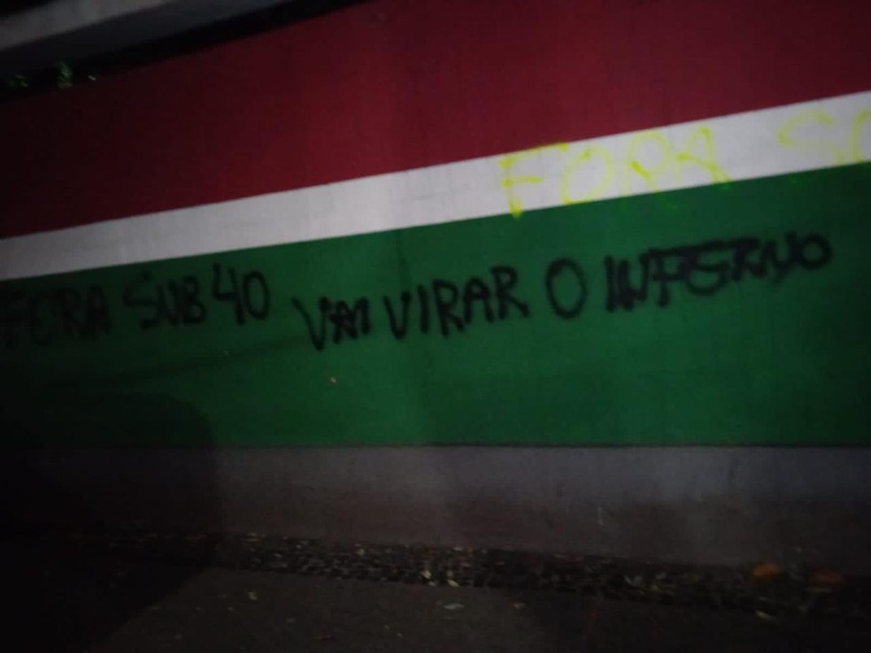 Torcedores do Fluminense picham muros de Laranjeiras em meio a crise no Brasileiro  Foto: Reproduo
