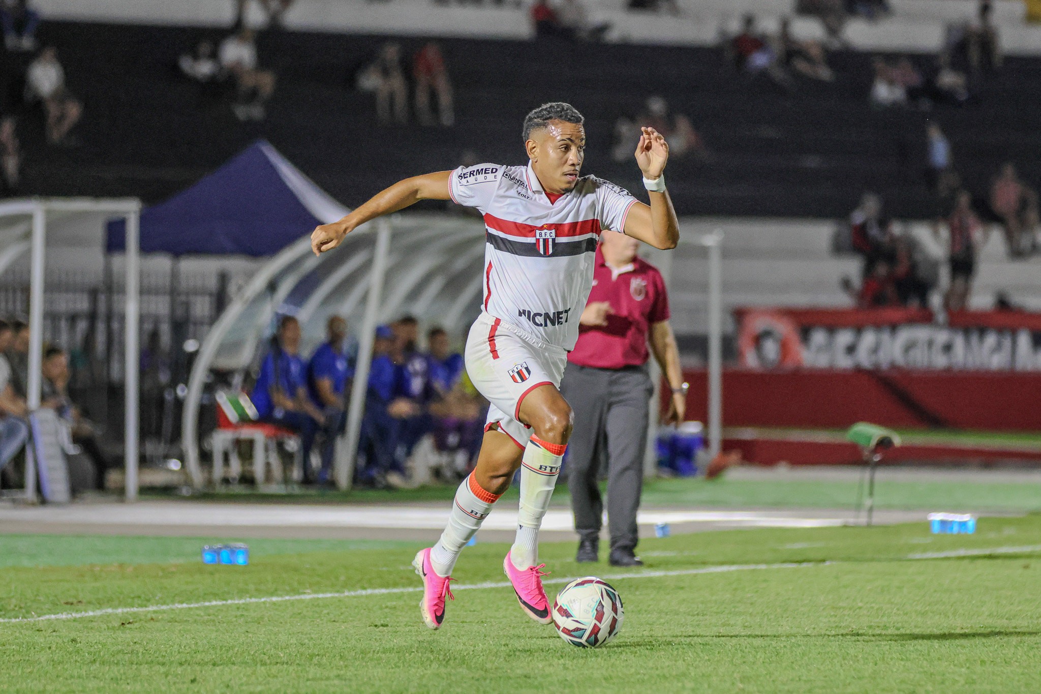 Após “puxão de orelha”, Zé Hugo celebra bom jogo ofensivo e defensivo no Botafogo-SP