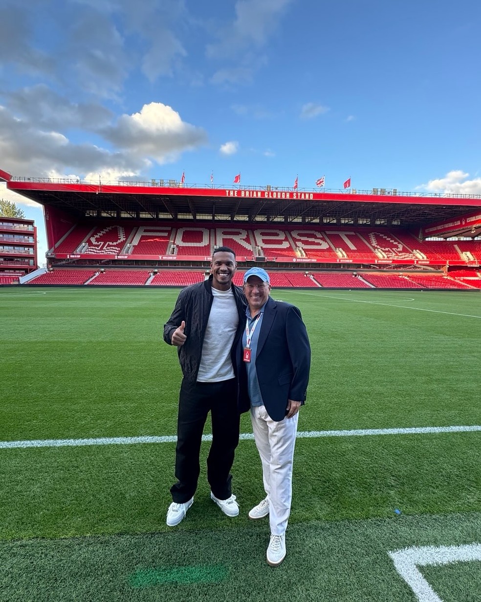 John, ex-goleiro do Botafogo, e John Textor no estádio do Nottingham Forest — Foto: Reprodução