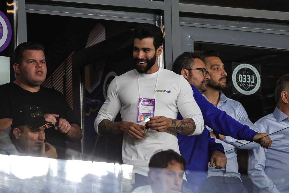 Gusttavo Lima acompanha jogo do Cruzeiro no Mineirão — Foto: Gilson Lobo/AGIF