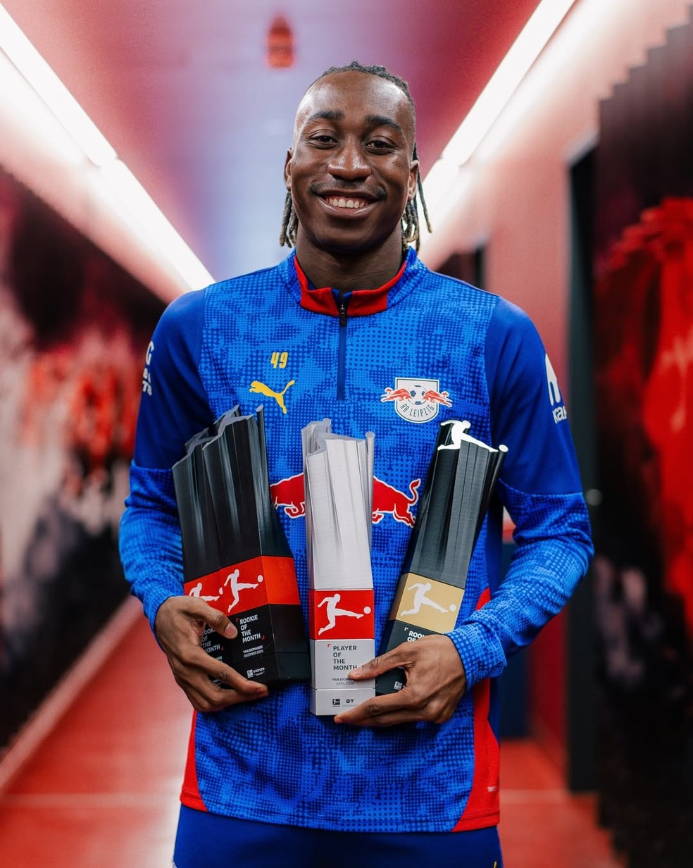 Yan Diomandé com prêmios da Bundesliga