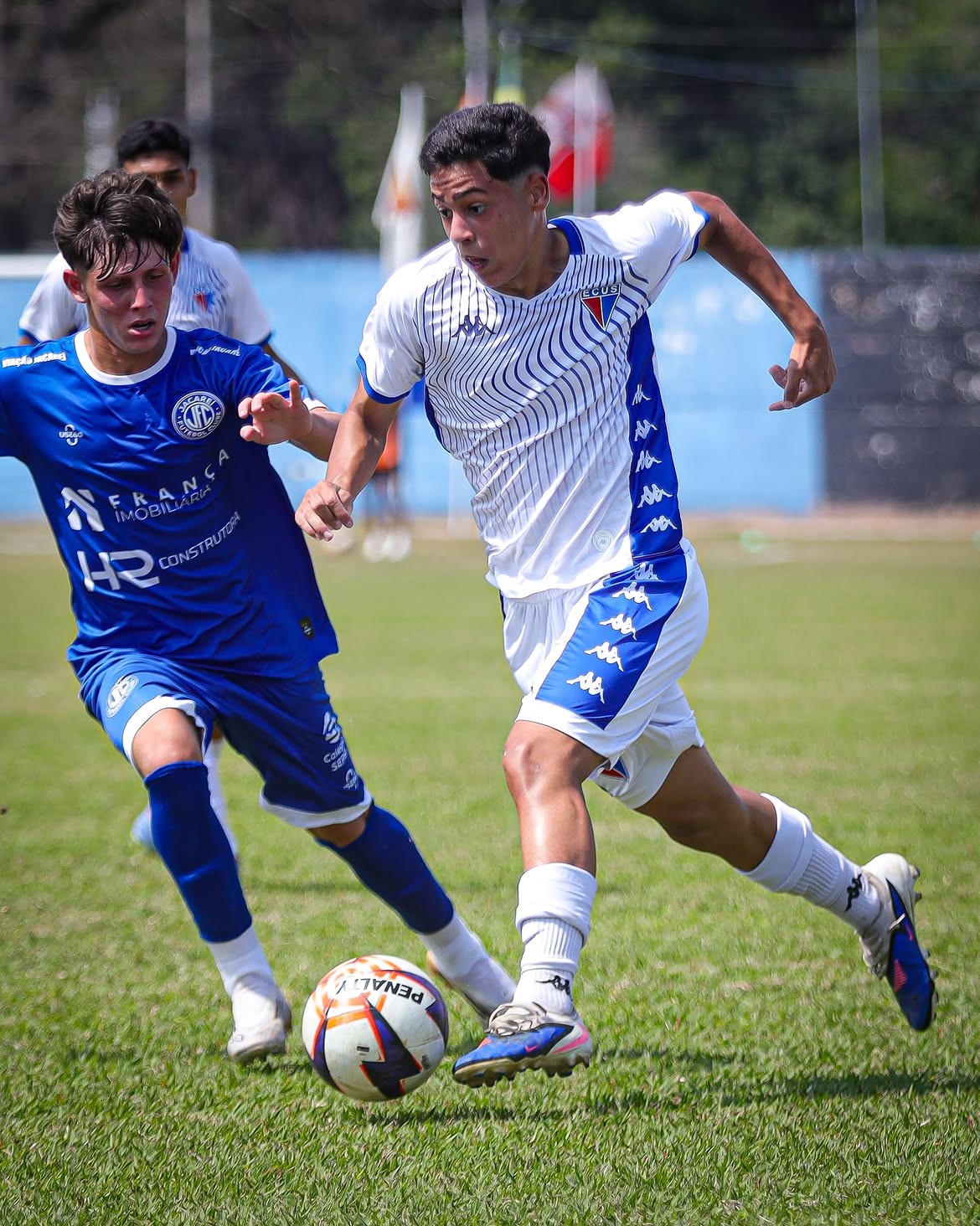Jogadores do Ecus com faixa em homenagem a Felipe Siqueira durante partida contra Jacareí