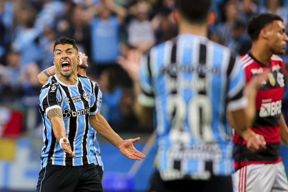 Suárez vivem jejum de cinco jogos no Grêmio — Foto: Silvio Avila / AFP