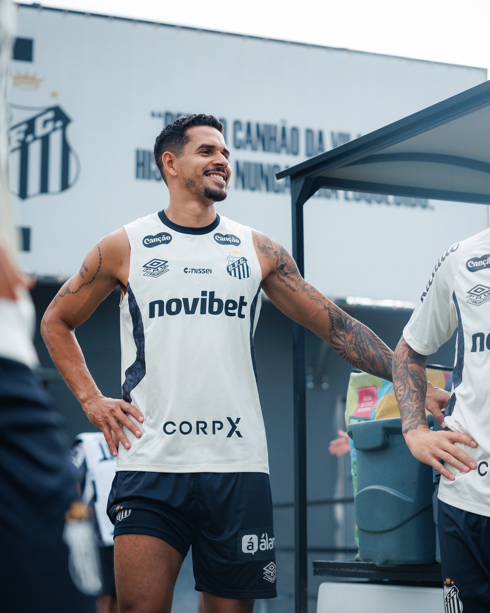 Lucas Veríssimo durante treino do Santos — Foto: Raul Baretta/ Santos FC