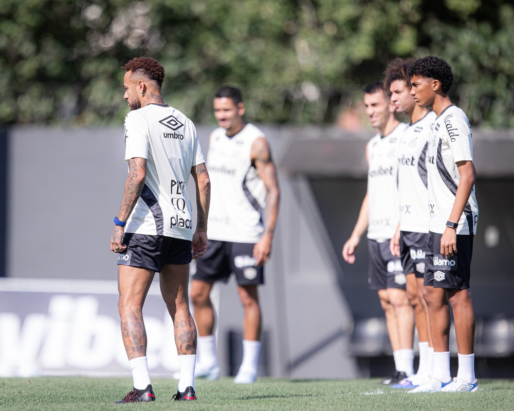Clima tenso no Santos: bastidores de desentendimento entre Neymar e Robinho Jr. expõem desgaste interno