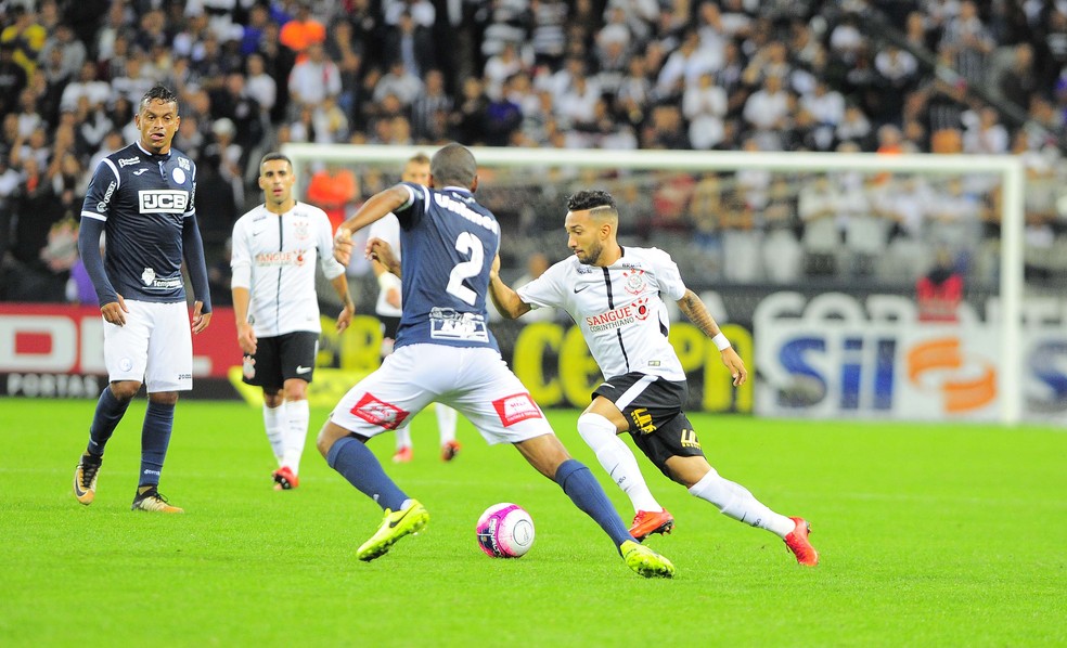 Régis em campo pelo São Bento contra o Corinthians no Paulistão de 2018 — Foto: Marcos Ribolli