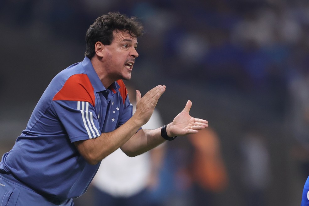 FALA, PROFESSOR! Fernando Diniz elogia desempenho do Cruzeiro e critica gol anulado contra o Bahia