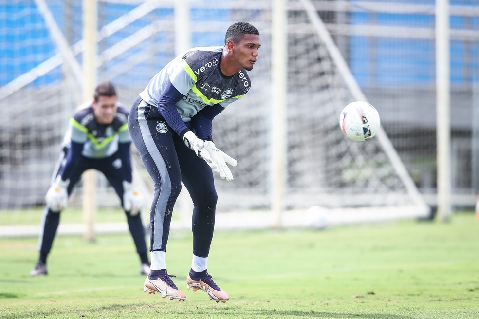 Adriel em treino do Grêmio — Foto: Lucas Uebel/Grêmio