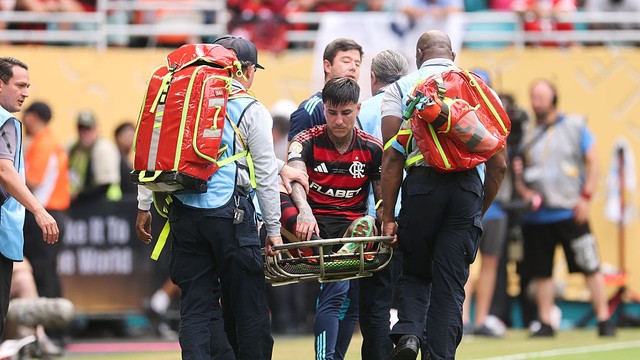 Pulgar sai de maca, com suspeita de fratura no pé direito, em Flamengo x Bayern