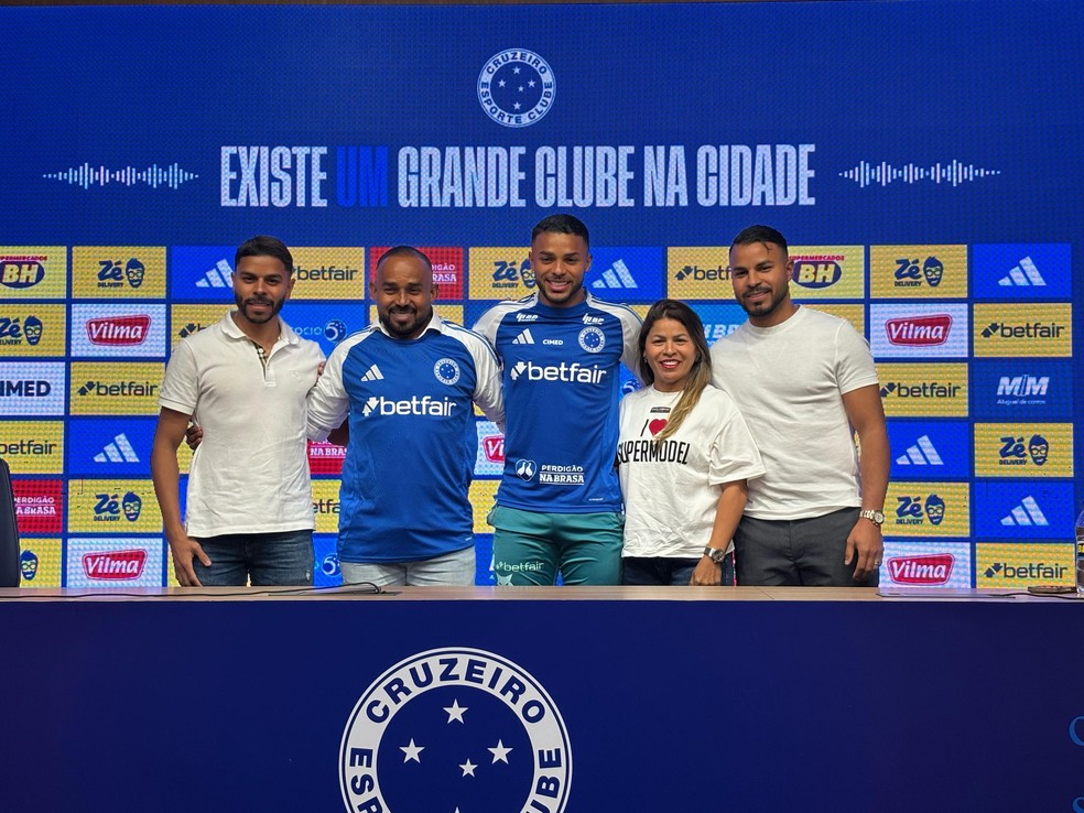 Wanderson e a família na apresentação no Cruzeiro — Foto: Guilherme Macedo