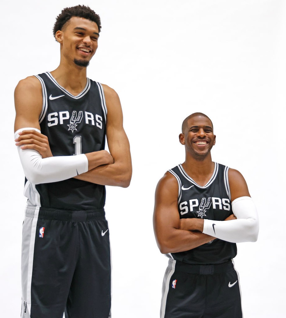 Wembanyama e Chris Paul em Media Day do San Antonio Spurs da temporada 2024/25 da NBA — Foto: Ronald Cortes/Getty Images