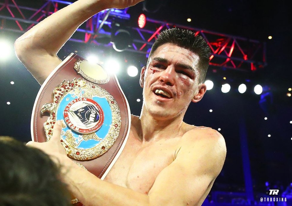 Patrick Teixeira com o cinturão — Foto: M. Williams/Organização Mundial de Boxe/Twitter
