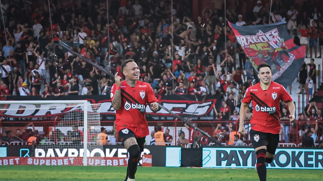Janderson comemora gol do Atlético-GO sobre o Fluminense