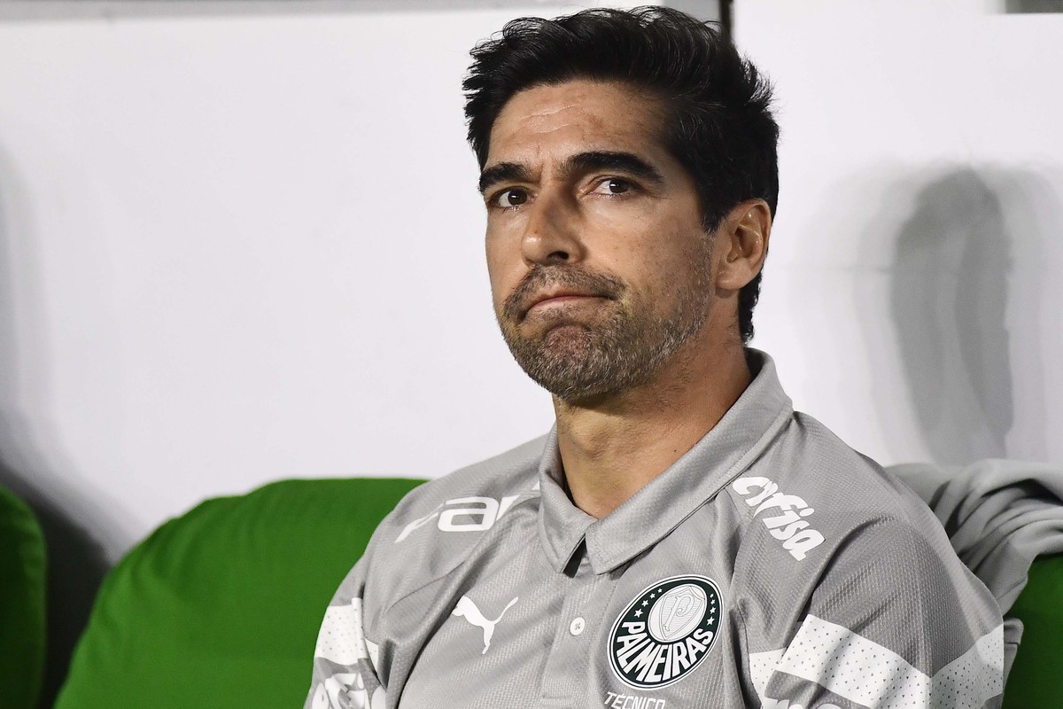 Aprimoramentos Táticos do Palmeiras com Esquema de Três Zagueiros de Abel Ferreira