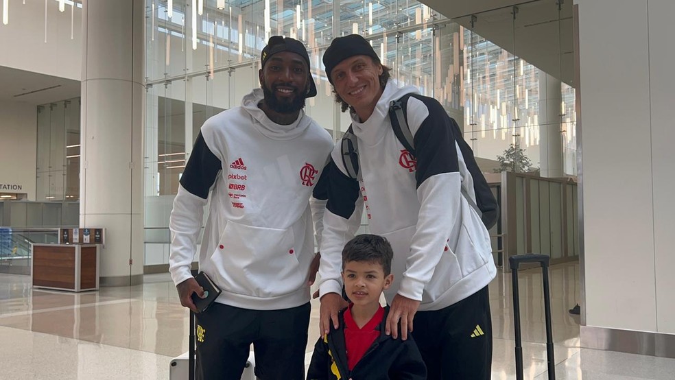 Gerson e David Luiz tiram foto com pequeno torcedor do Flamengo — Foto: Letícia Marques