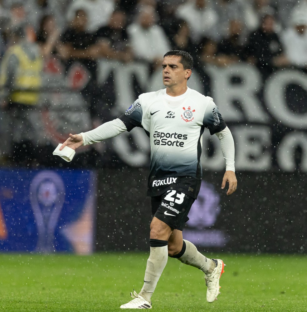 Fagner passa a braçadeira de capitão em jogo do Corinthians — Foto: Rodrigo Coca / Ag.Corinthians