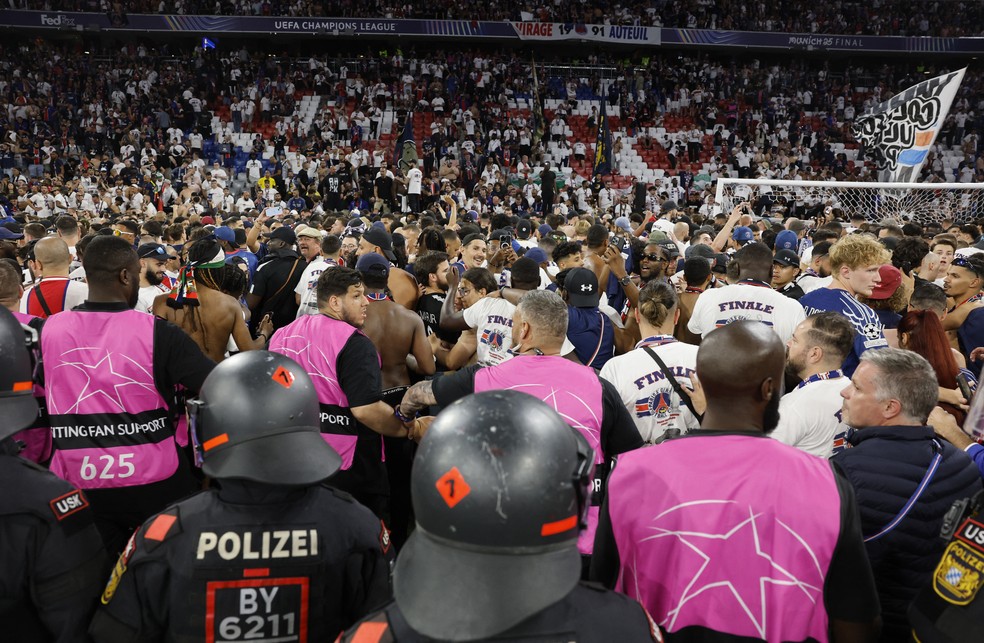 Torcida do PSG invade gramado da Allianz Arena — Foto: REUTERS