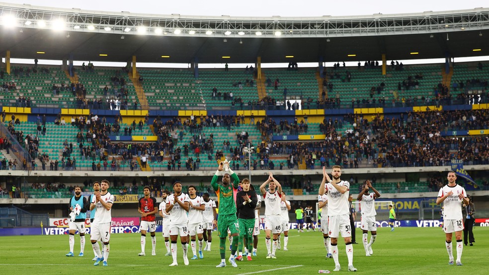 Jogadores do Milan agradecem apoio da torcida após vitória de 1 a 0 sobre o Hellas Verona no Italiano — Foto: REUTERS/Ciro De Luca
