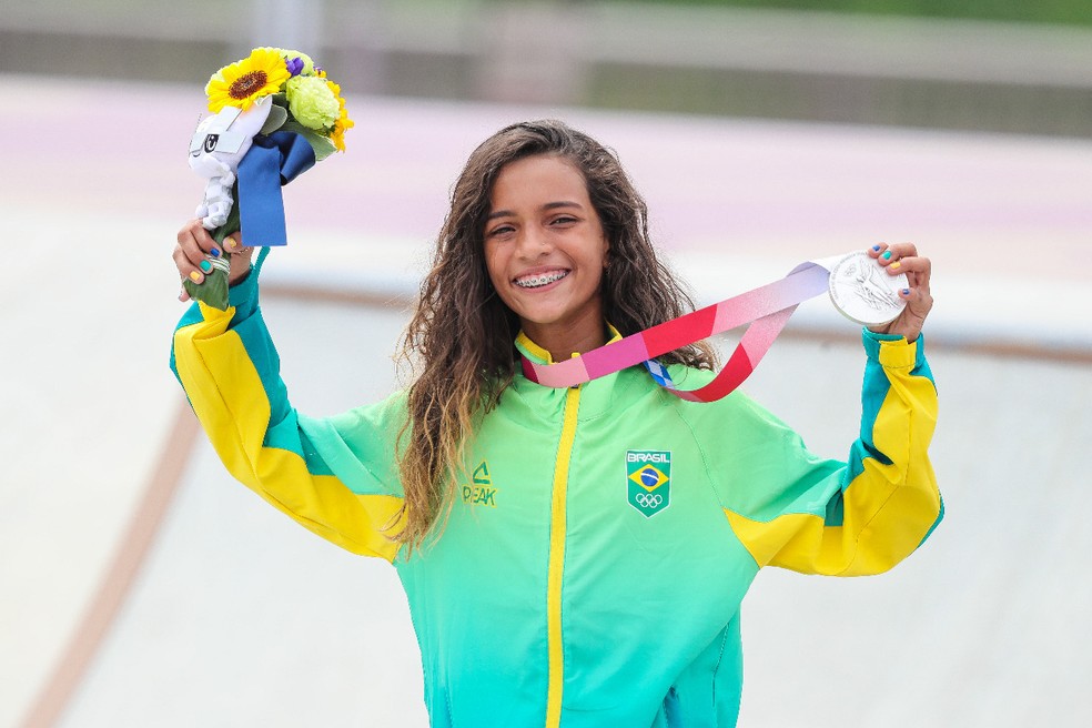 Rayssa Leal com medalha de prata em Tóquio — Foto: Wander Roberto / COB