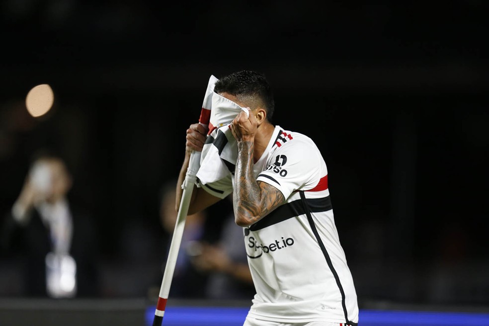 Nestor diz que se abateu com críticas no São Paulo e se declara: 