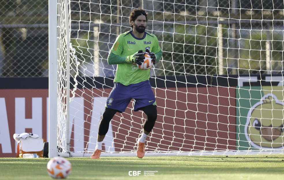 Goleiro ALisson em treino da seleção brasileira — Foto: Rafael Ribeiro / CBF
