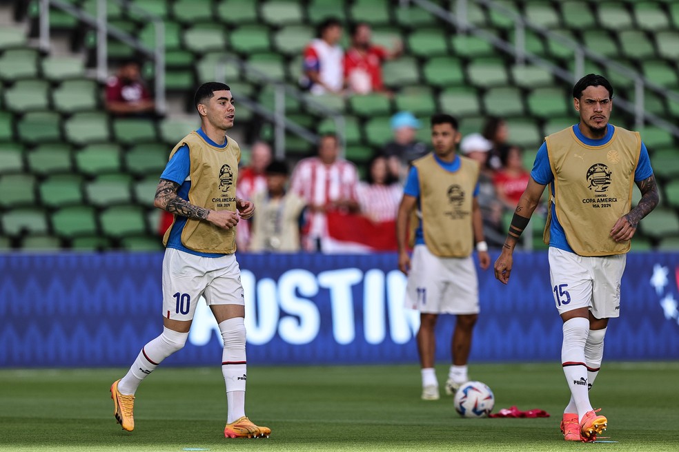 Gustavo Gomez e Ángel Romero antes de Paraguai x Costa Rica — Foto: Omar Vega/Getty Images