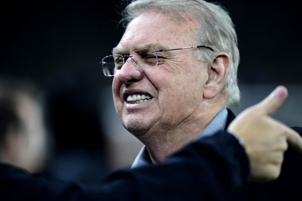 Presidente do Corinthians, Osmar Stabile, antes de jogo contra o Remo no Campeonato Brasileiro � Foto: Marcos Ribolli