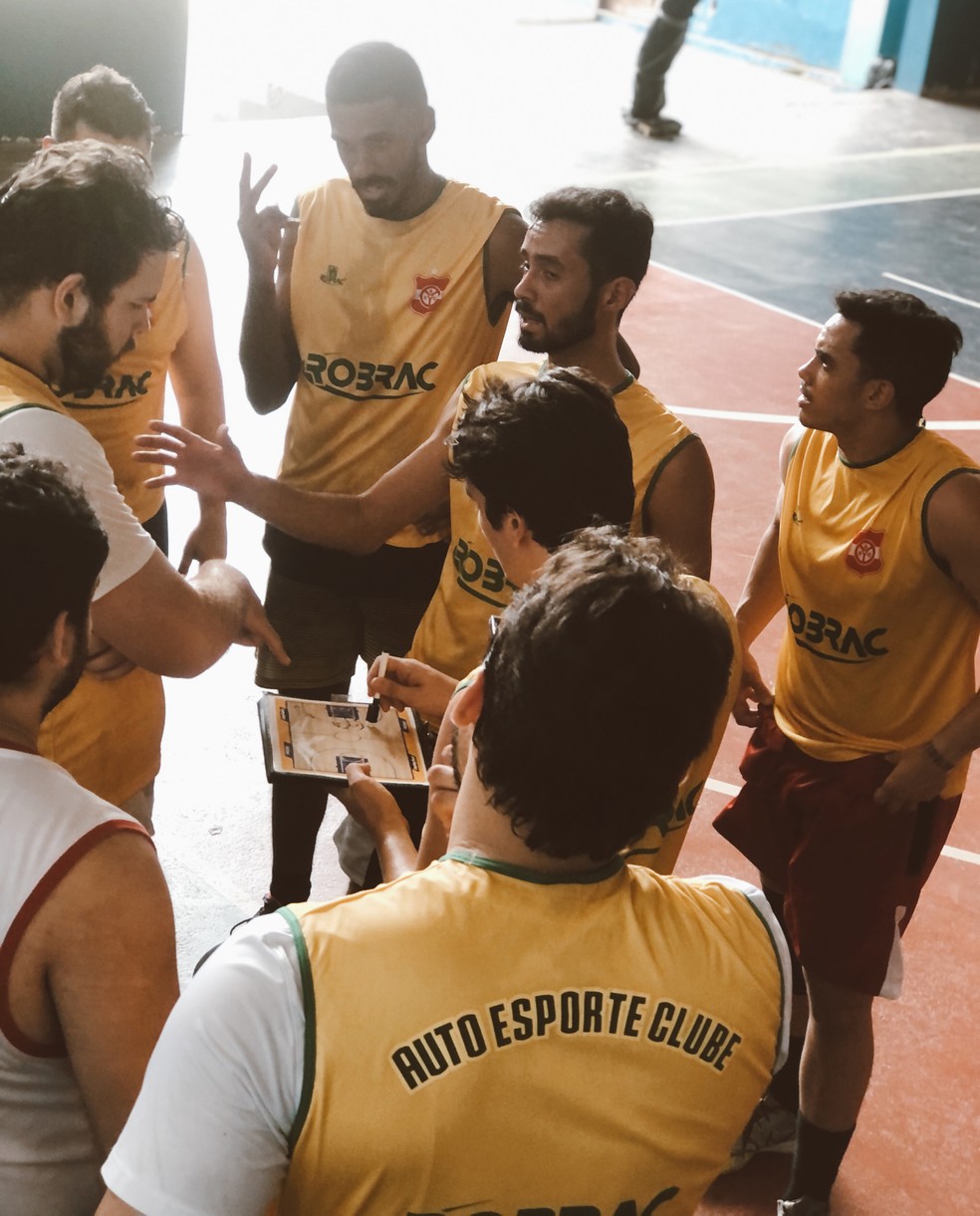 Foto Grupo de pessoas jogando basquete durante o dia – Imagem de