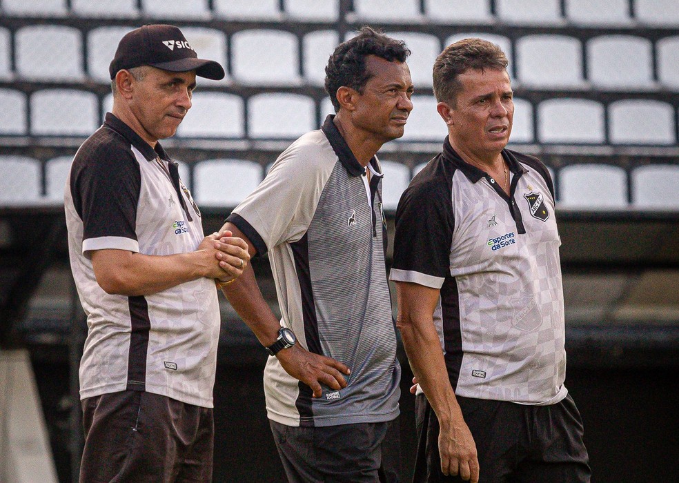 Tost&atilde;o, Marco Ant&ocirc;nio e Evaristo Piza durante treino do ABC &mdash; Foto: Renn&ecirc; Carvalho/ABC