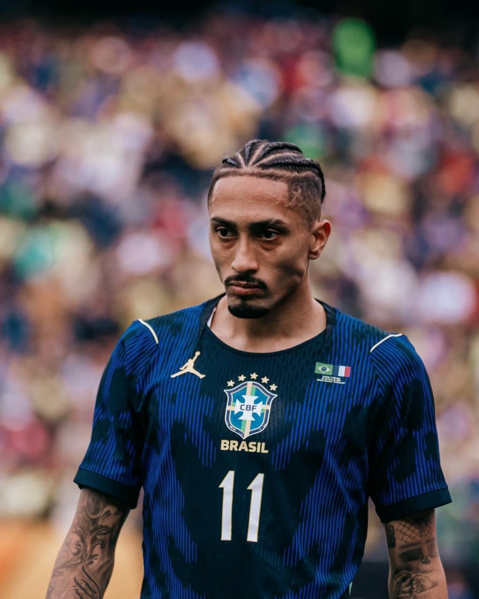 Raphinha será reavaliado, mas deve desfalcar o Brasil — Foto: Mayara Gonçalves/One9 Content