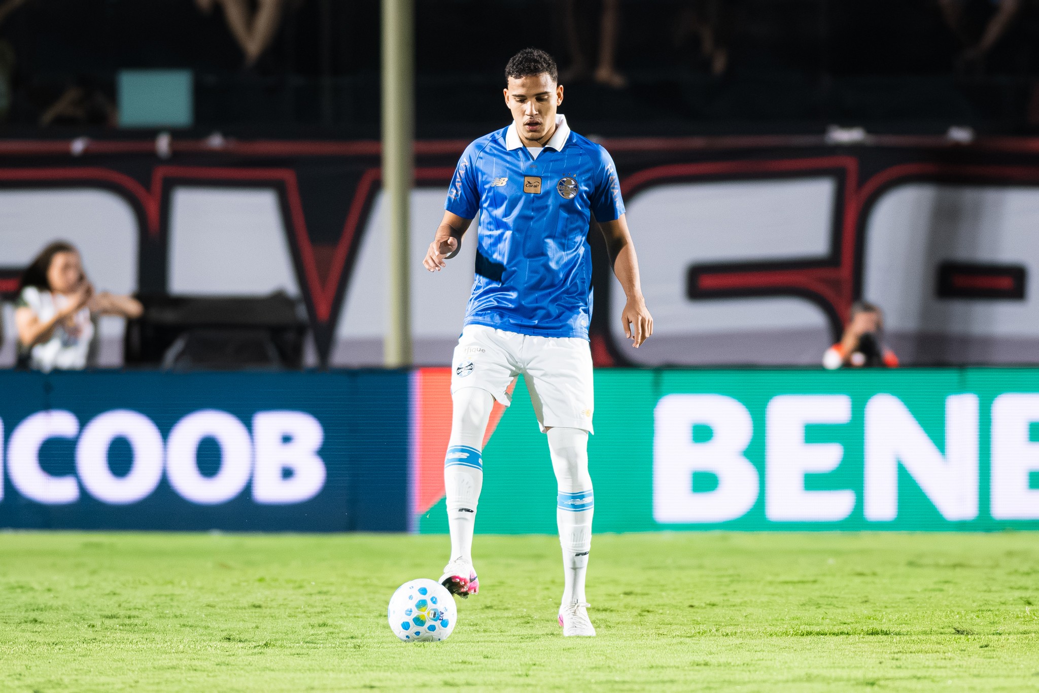 Gustavo Martins, do Grêmio, recebe sondagens de clubes dos Emirados Árabes