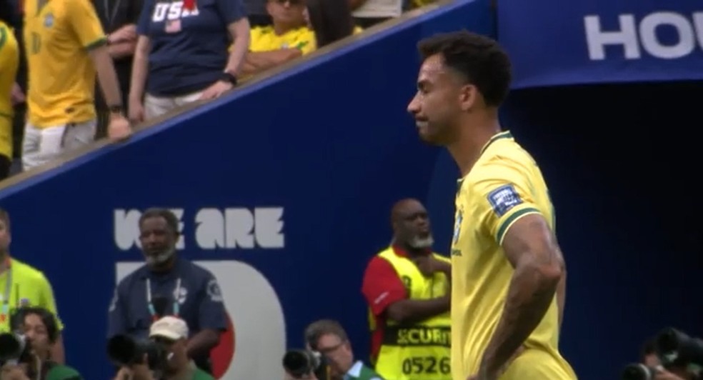 Danilo lamenta passe errado