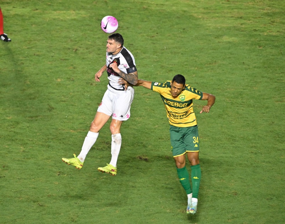 Vegetti, do Vasco, em ação contra o Cuiabá — Foto: André Durão/ge