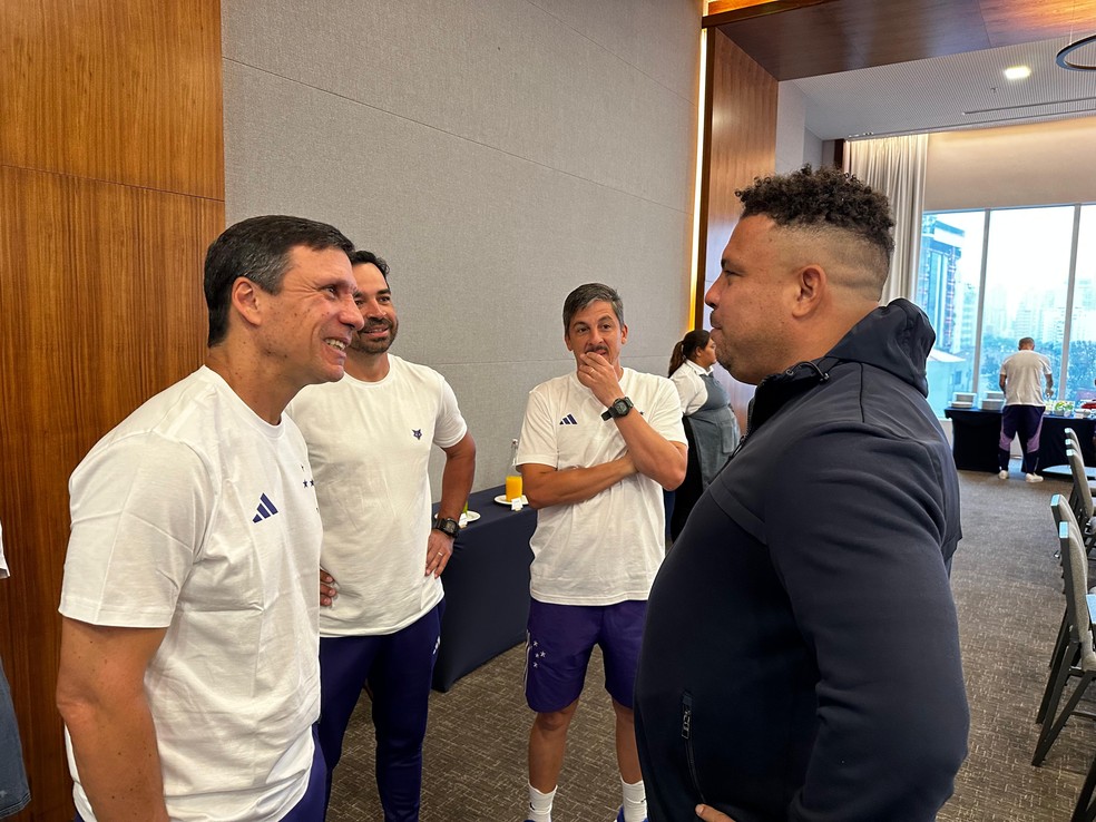 Zé Ricardo e comissão técnica se reunem com Ronaldo — Foto: Divulgação/Cruzeiro