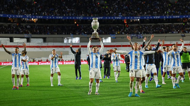 Jogadores da Argentina desfilam com a ta�a da Copa Am�rica no Monumental de N��ez