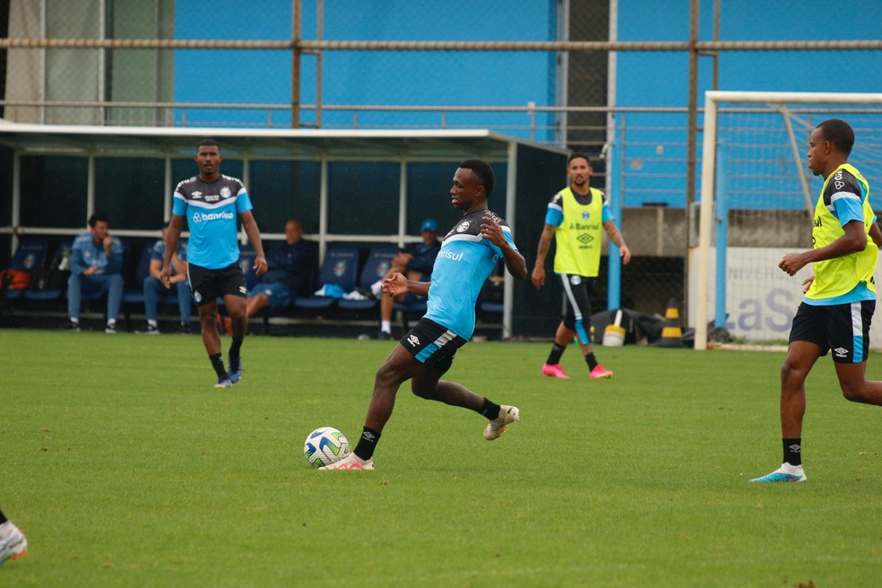 Nathan Fernandes no treino do Grêmio — Foto: João Victor Teixeira