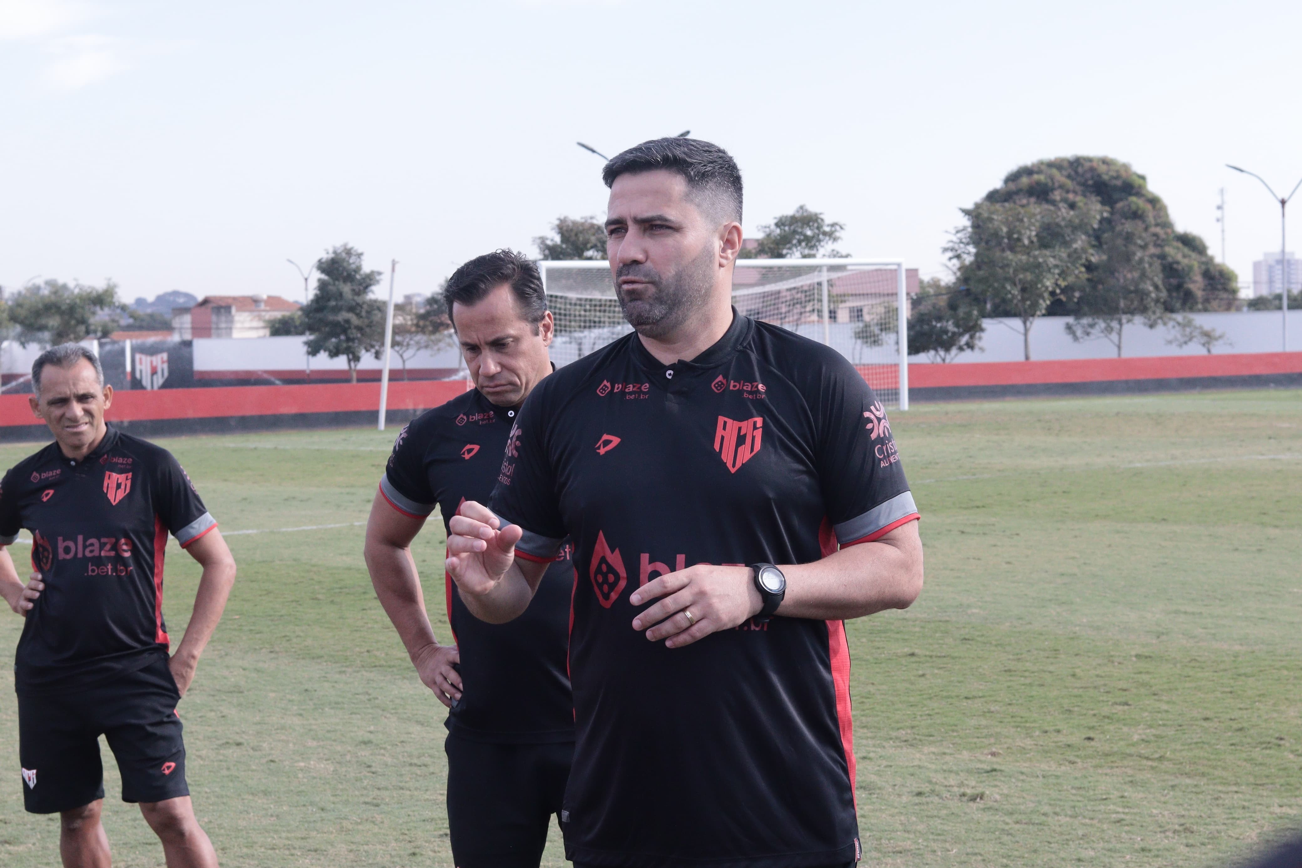 Lacerda inicia trabalho e promete colocar Atlético-GO na briga pelo G-4