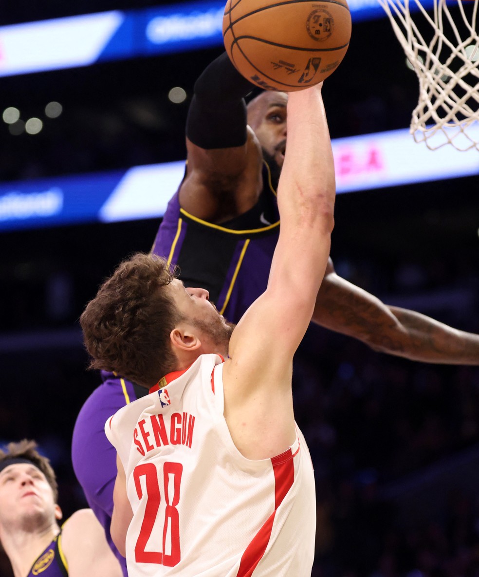 LeBron James dá toco decisivo nos últimos segundos de Lakers x Rockets, pela NBA — Foto: Kiyoshi Mio-Imagn Images