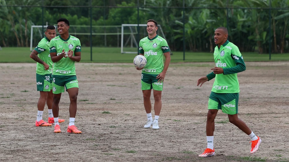 Garcia, Vanderlan, Fabinho e Jhon Jhon no campinho de terra do CT da base do Palmeiras — Foto: Cesar Greco / Palmeiras